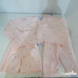 Auktion Baby-Pyjama-Set mit Blumenmuster